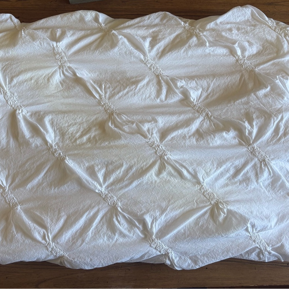 Like new!! Pottery Barn White Cotton Twin Elegant Duvet Cover With Corner Ties